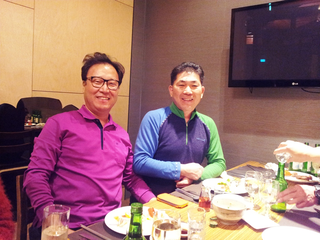 망년회 식탁에 앉은 두 친구