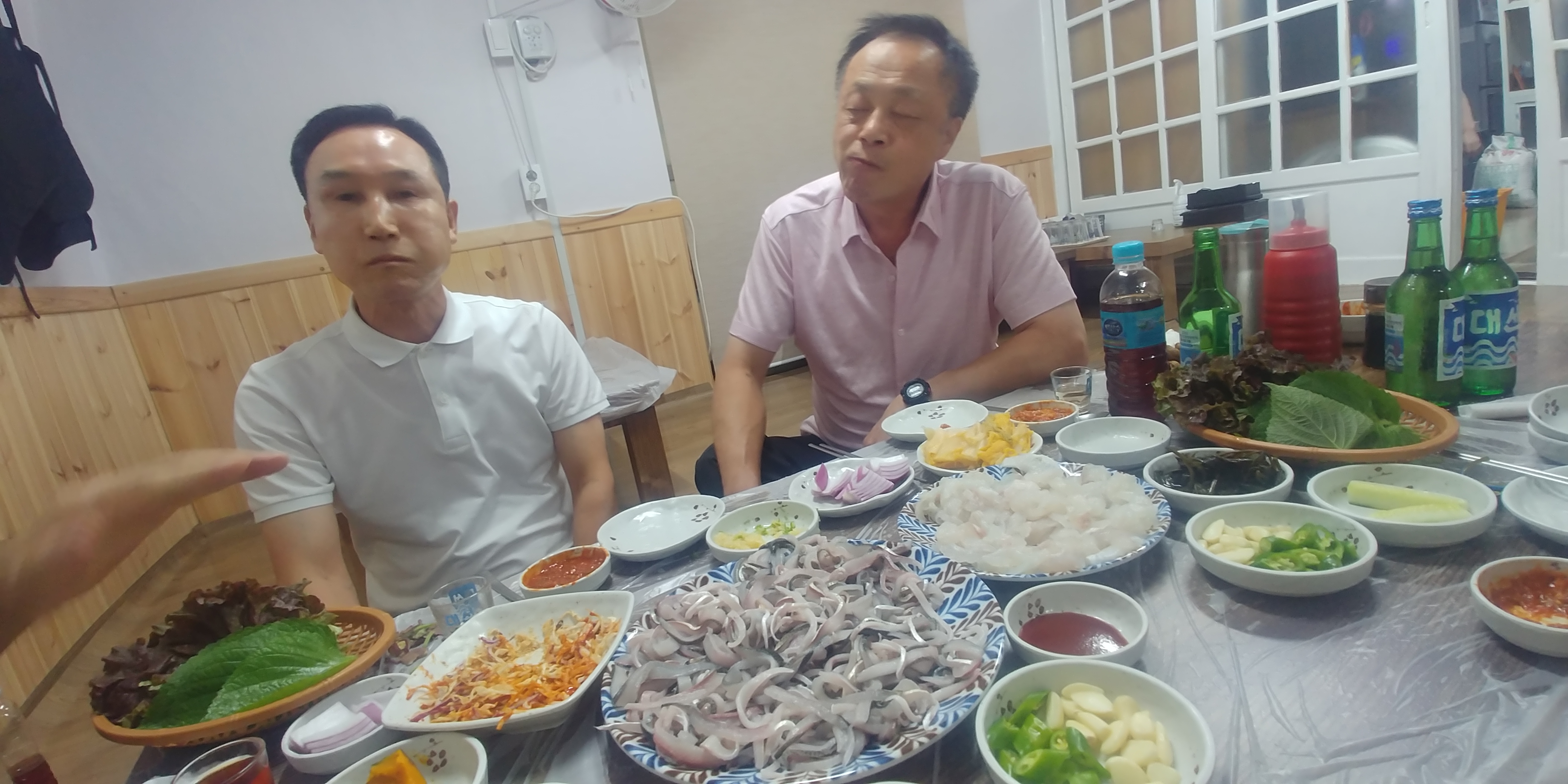 전어회와 쌈 채소를 올린 상