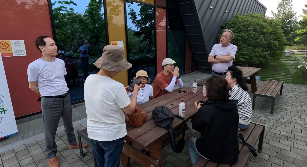 마당 테이블에 모인 친구들